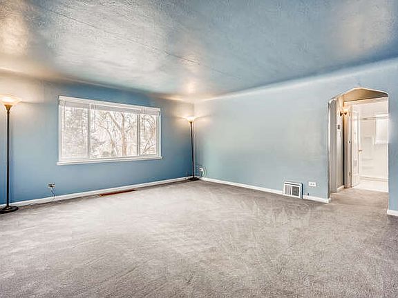 HUGE,BRIGHT LIVING ROOM, NEWER CARPET AND PAINT