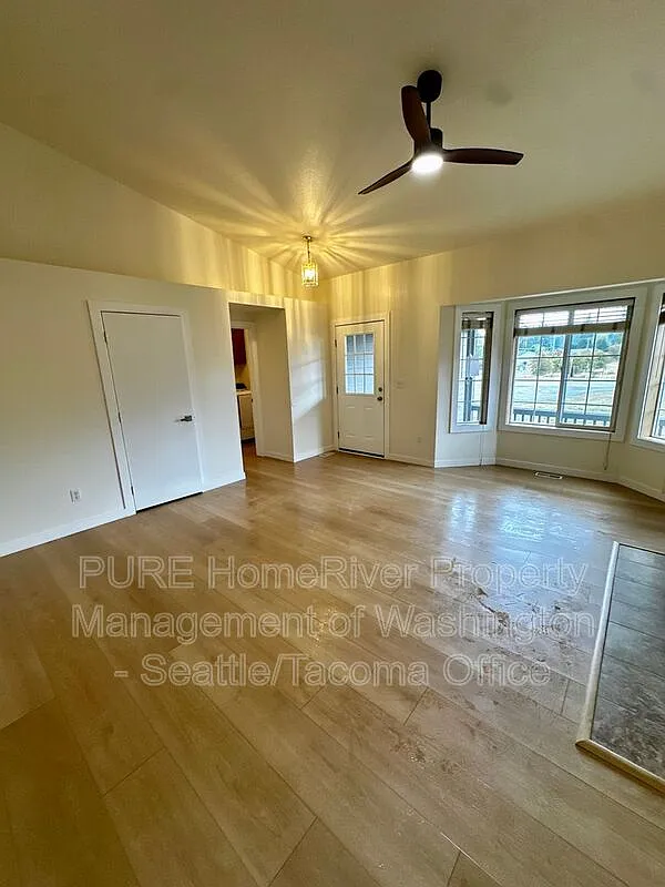 3 bed, 2.0 bath, 1206 sqft, $2,625 — Photo 4