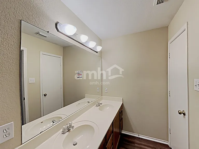 10339 Manor Crk — Photo 11