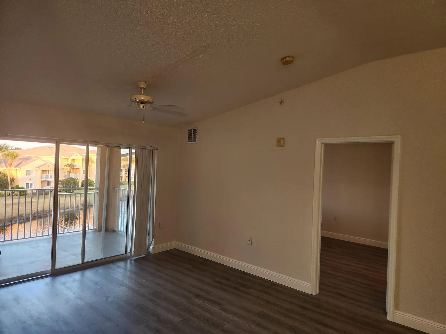2 bed, 2.0 bath, 1033 sqft, $1,900 — Photo 4