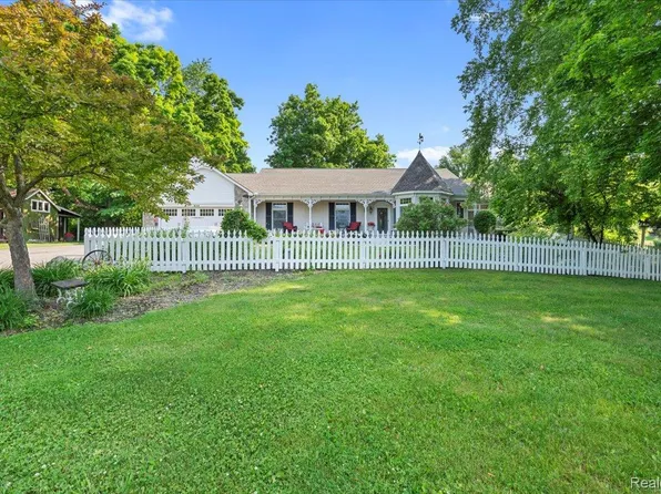 636 Crawford Farm Ln, Milford, MI 48381