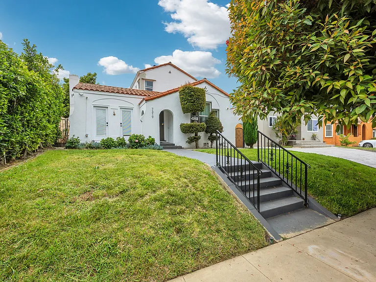 7319 S Hobart Blvd — Photo 14