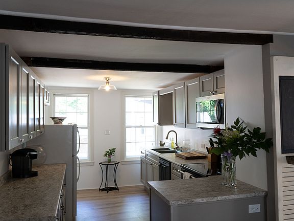 Kitchen (recently renovated)