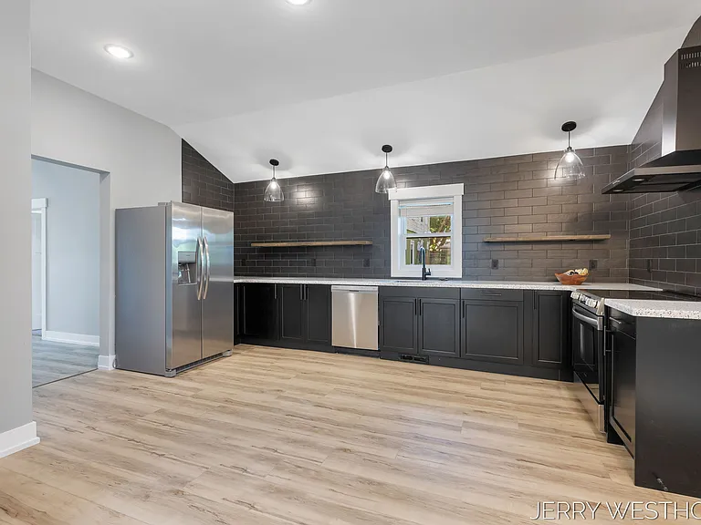715 Butterworth St SW #3 — Photo 10