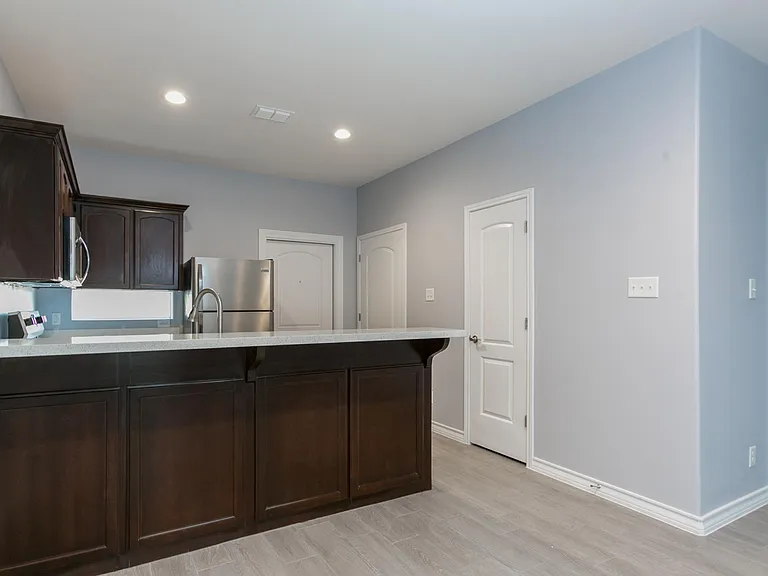 413 E 18th St — Photo 5