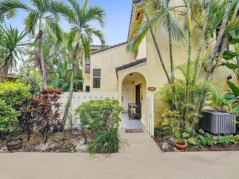 22322 Pineapple Walk Dr — Photo 1