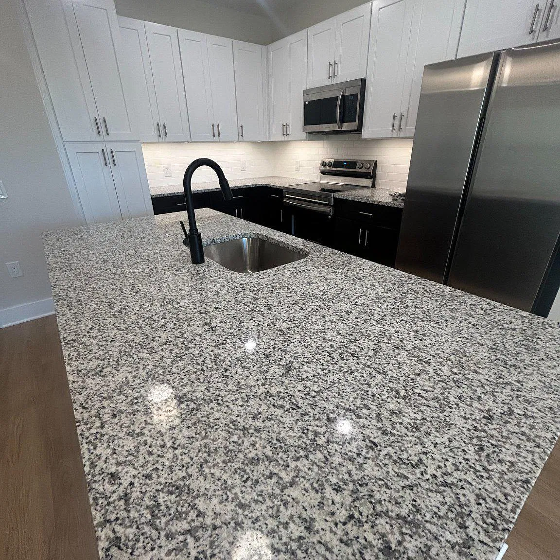 2 bed, 2.0 bath, 953 sqft, $2,445 — Photo 2
