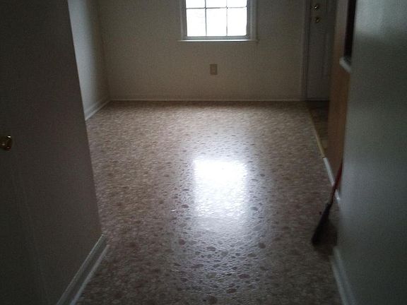 4th image of 913 Nottingham Dr APT 32