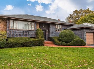 823 Park Ln, Valley Stream, NY 11581