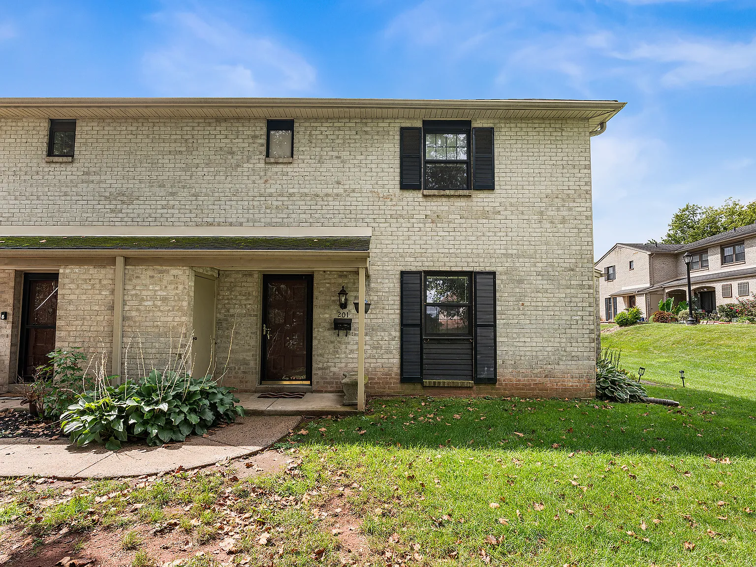 3 bed, 2.5 bath, 1820 sqft, $2,500 — Photo 1