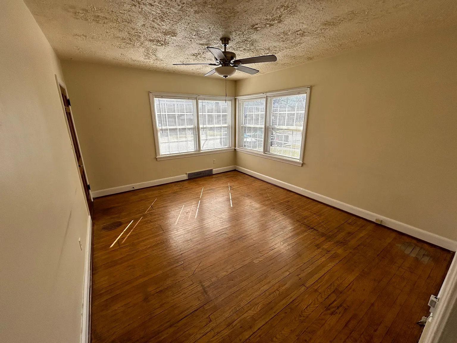 2123 Gladstone Ave — Photo 2