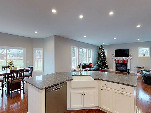 4th image of 33 Winterberry Ln