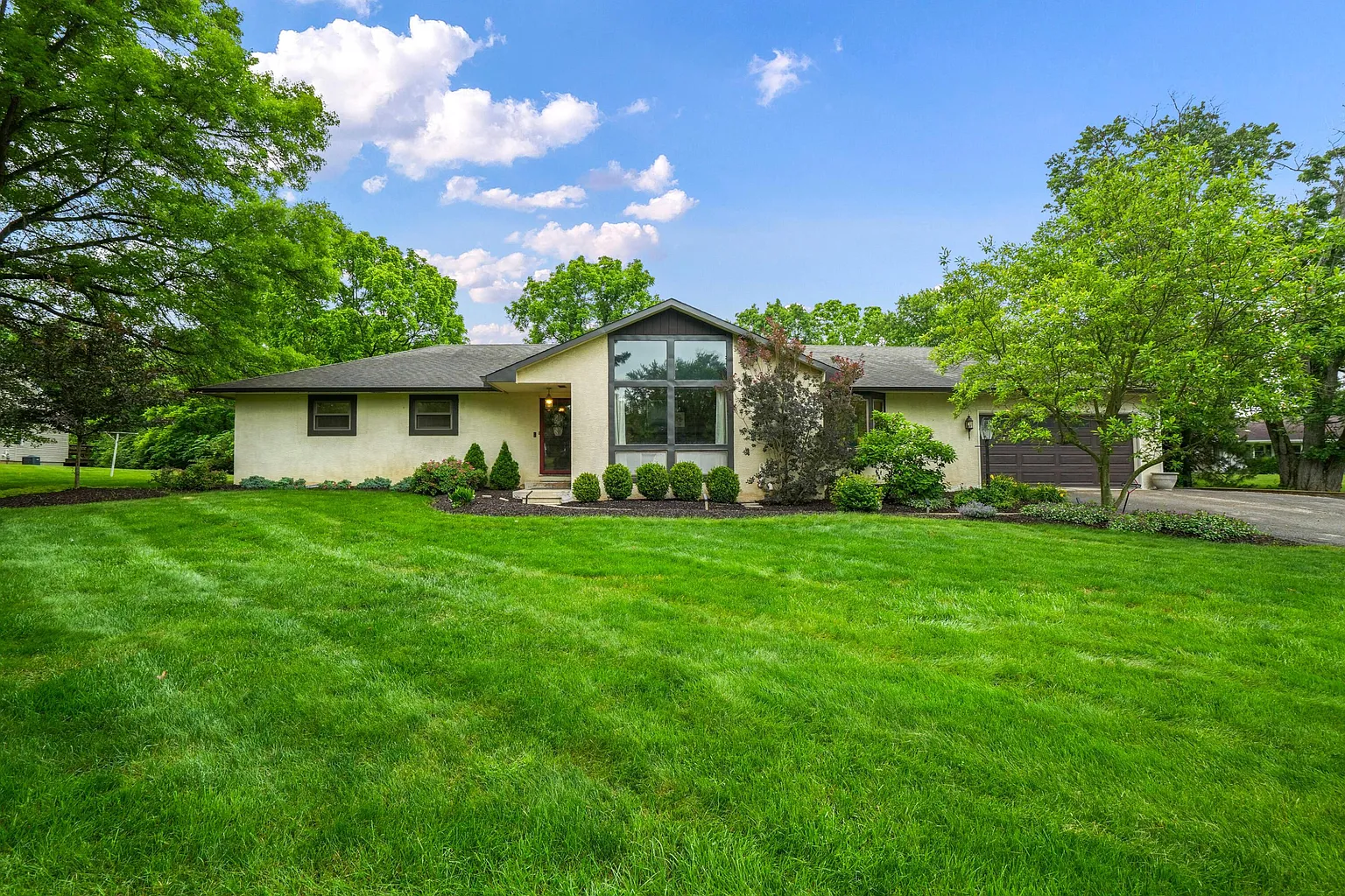 1620 Highland View Dr photo 1