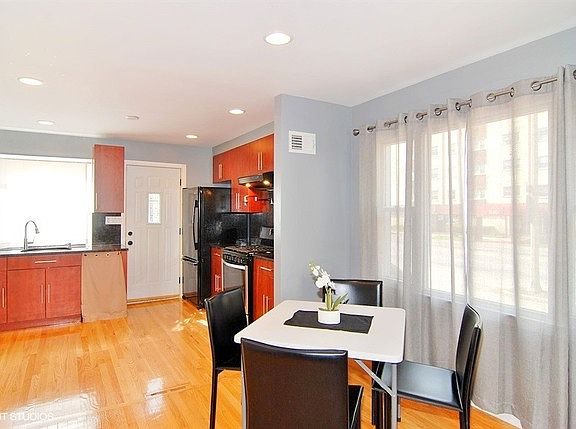 4th image of 1546 Forest Ave