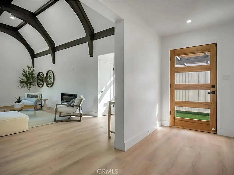 1145 S Longwood Ave — Photo 32