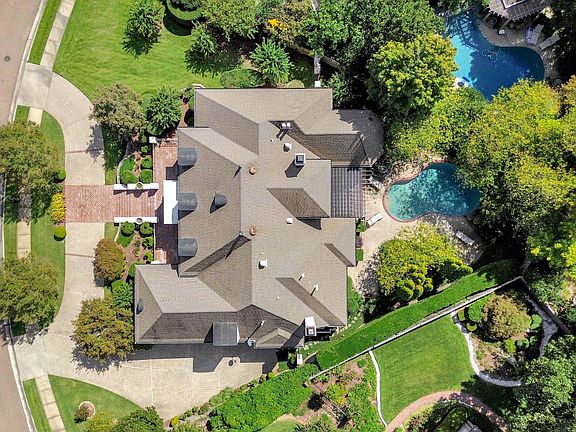 2nd image of 2390 Lennox Dr