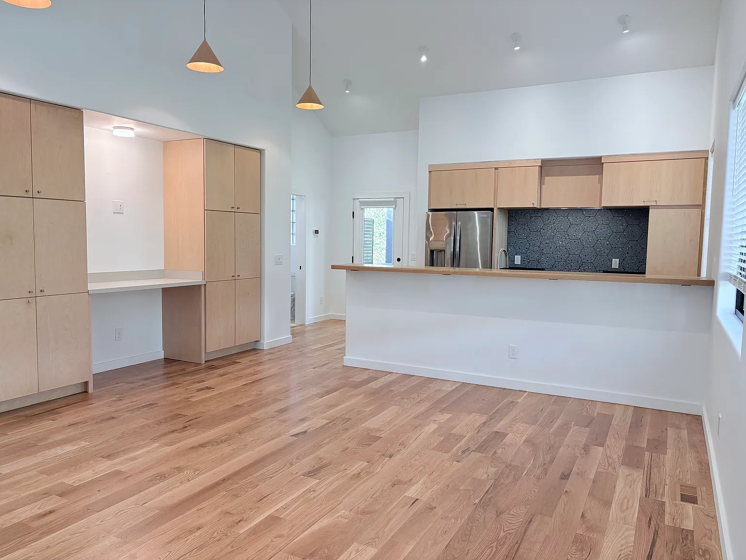 2 bed, 1274 sqft, $2,500 — Photo 2
