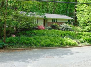 7 Glengariff Dr, Glen Cove, NY 11542