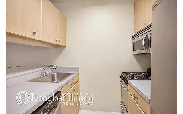 Sold by Douglas Elliman | media 8