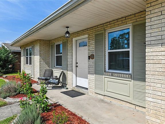 3rd image of 729 Huckleberry Ln