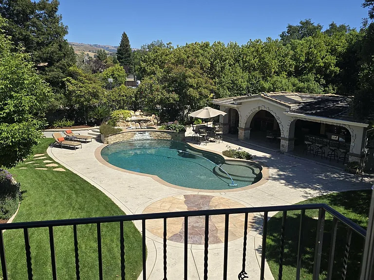 1850 Kickapoo Ct — Photo 2