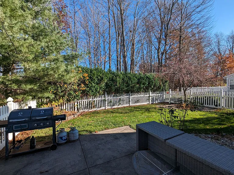 1457 Hollow Wood Ln — Photo 25