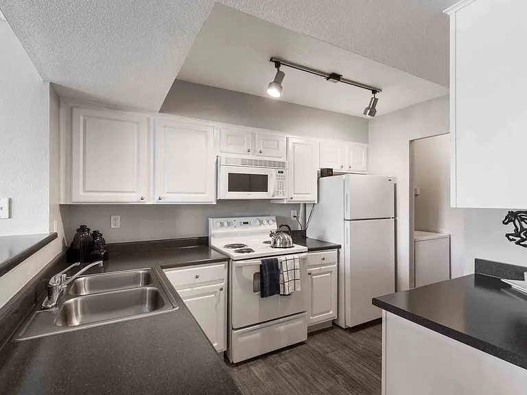 Renaissance Villas Apartment Homes — Photo 5