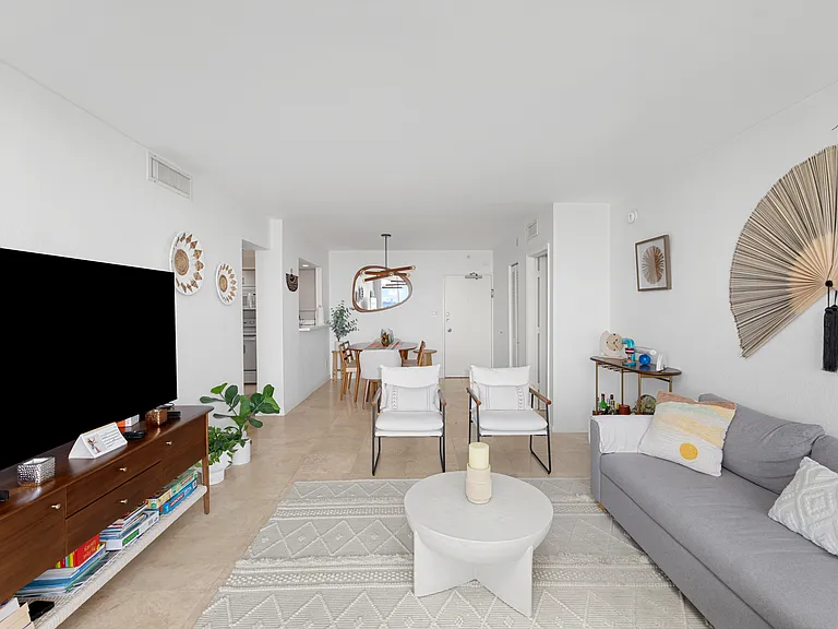 5600 Collins Ave #14R — Photo 9