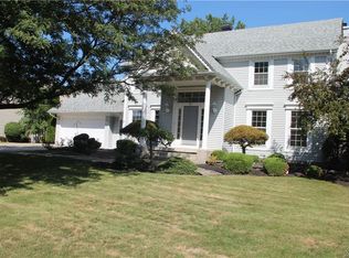 91 Viscount Dr, Williamsville, NY 14221