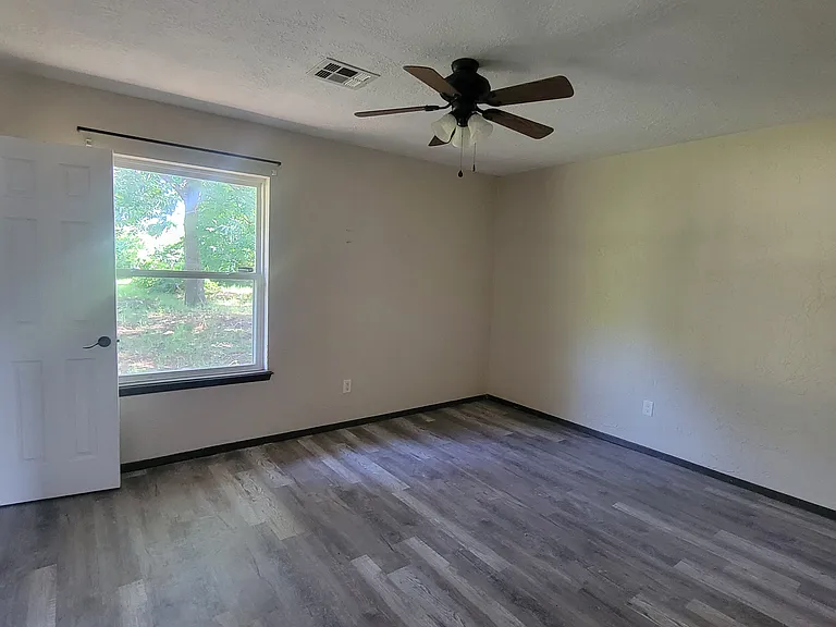 102 NE English St — Photo 3