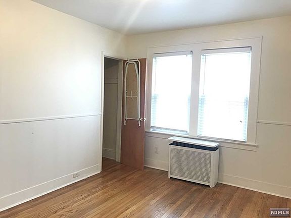5th image of 440 Fern Ave #1R