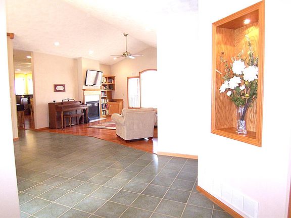 5th image of 10 Edgewood Dr