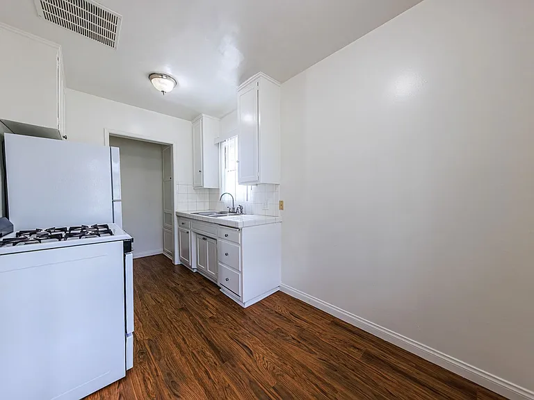 650 W Wilson Ave — Photo 25