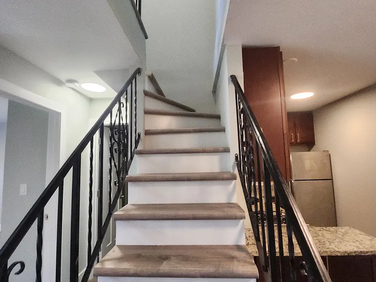 W Barry Ave — Photo 6
