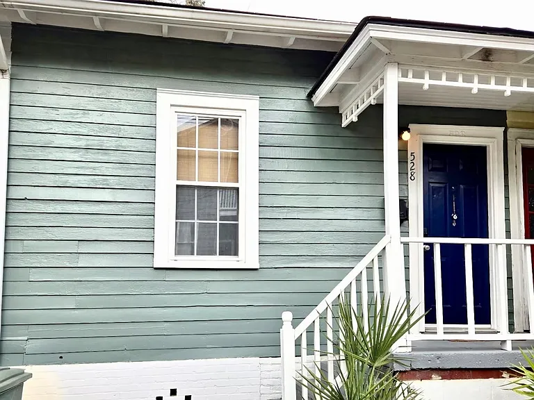528 E Gordon Ln — Photo 2