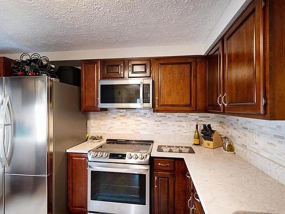 5th image of 635 Coral Reef Dr