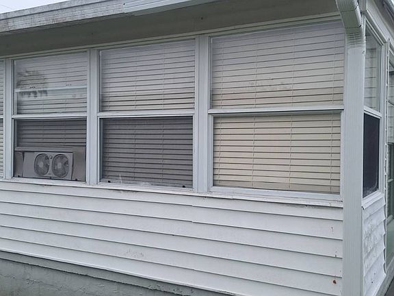 5th image of 532 Edgewater Dr