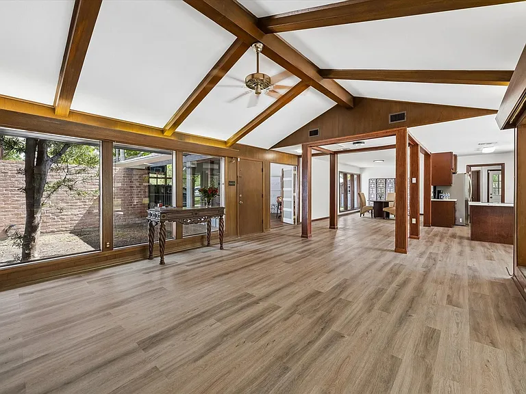 9805 Shadow Wood Dr — Photo 6