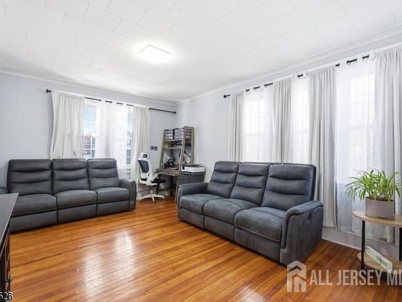 5th image of 140 Grove Ave