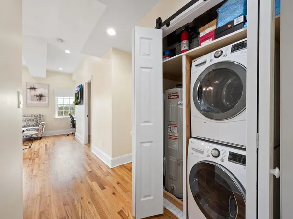 227 Christopher Columbus Drive image 10 of 12