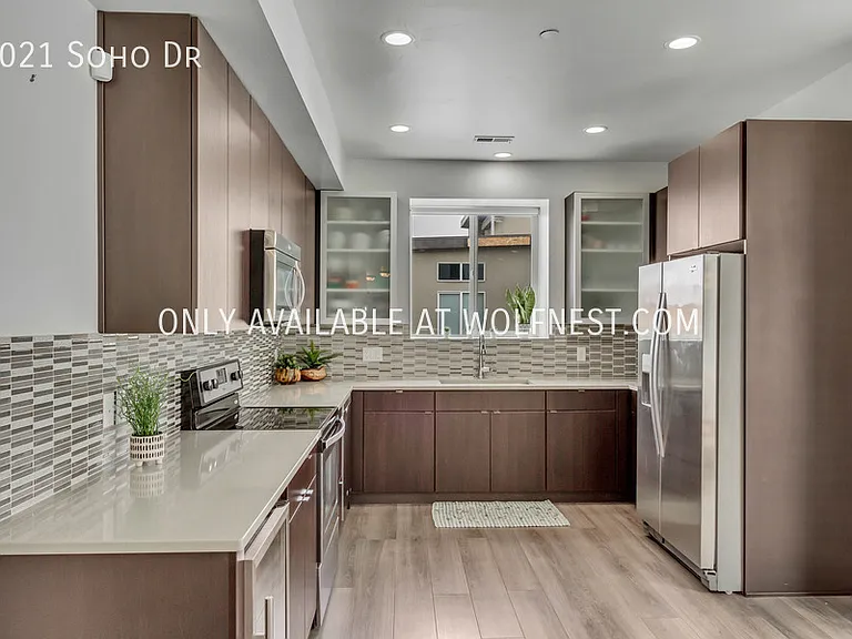 1021 Soho Dr — Photo 13