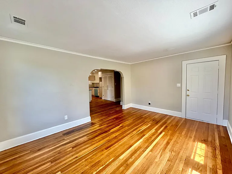 910 E 35th St #4 — Photo 10