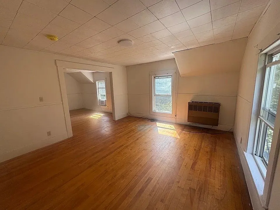 3 bed, 1.0 bath, $1,500 — Photo 2
