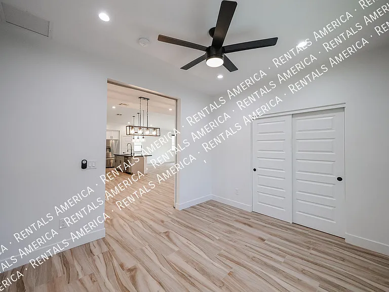 2418 E Amelia Ave — Photo 22