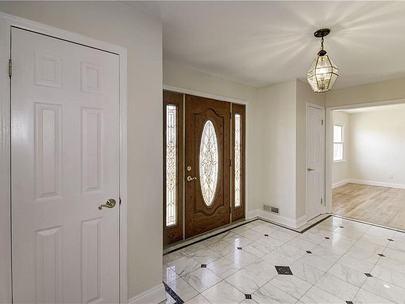 2nd image of 8 Hardenburg Ln