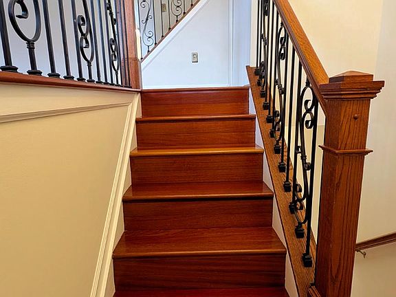 3rd image of 33 Badger Gate Ct