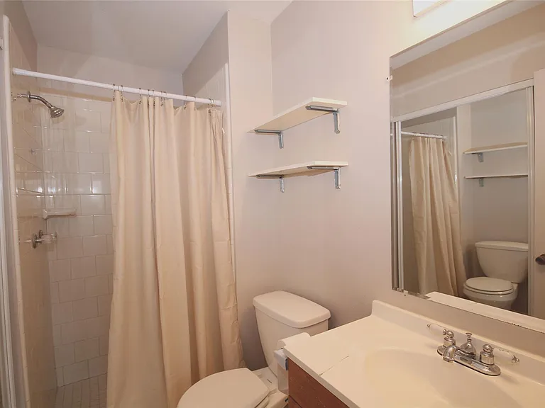 1106 Ravenscourt Dr — Photo 10