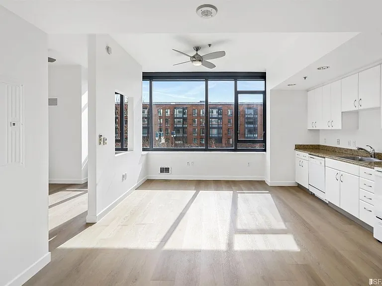 250 King St #368 — Photo 7