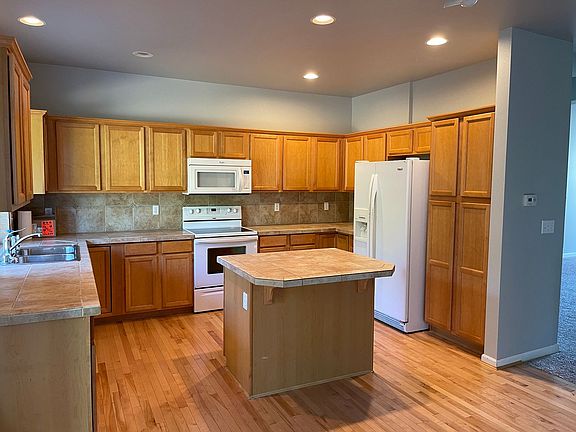 3rd image of 8425 28th St NE