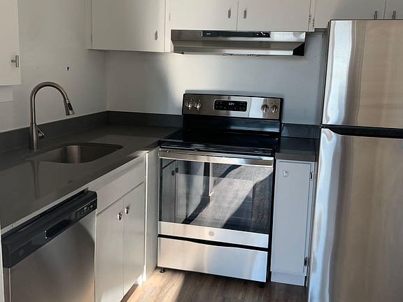 2nd image of 400 Lake St S